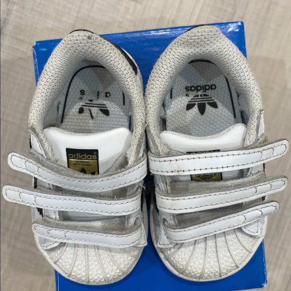 4T Adidas Superstar White and Black Velcro Sneakers - Picture 4 of 6
